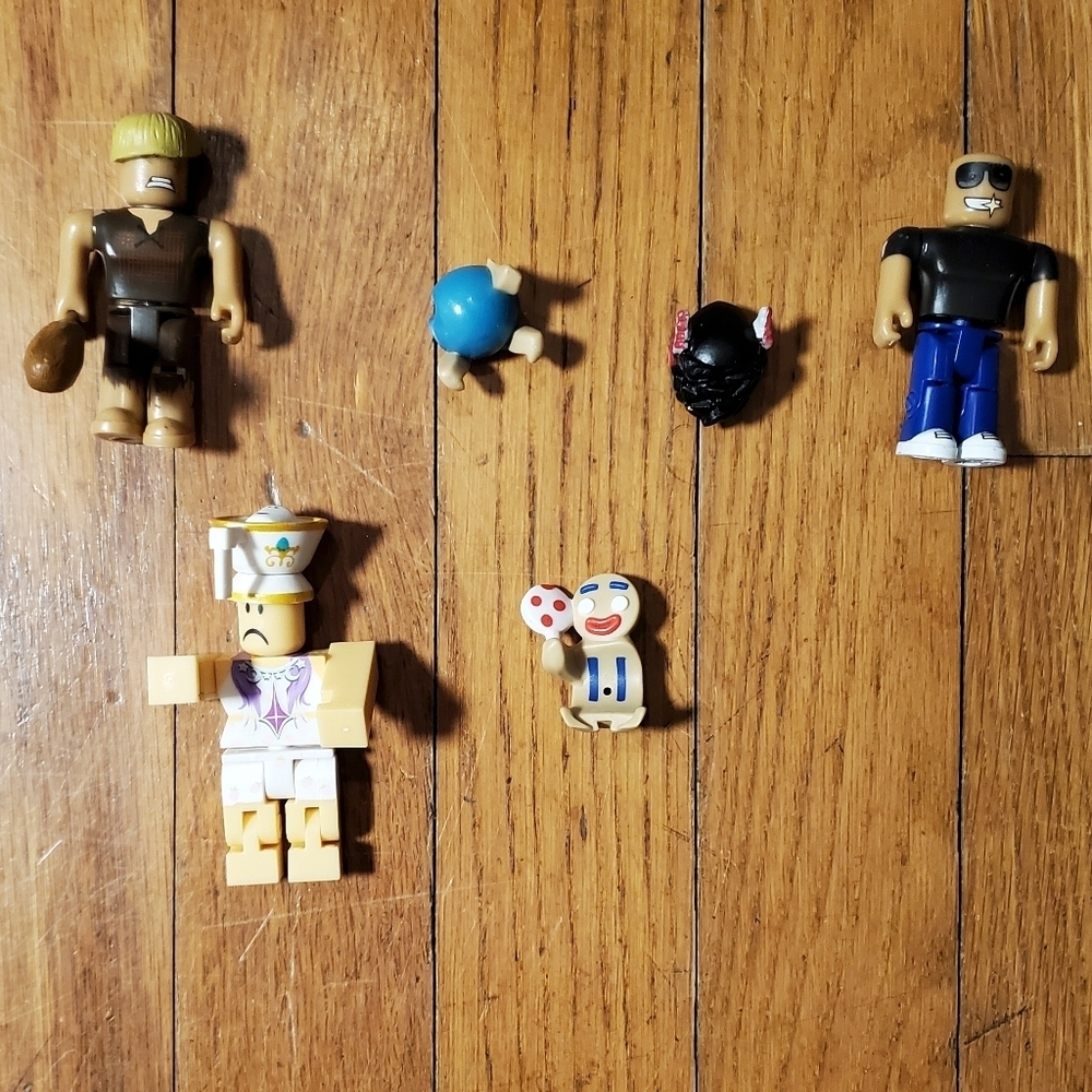 Random Roblox Figures Bundle